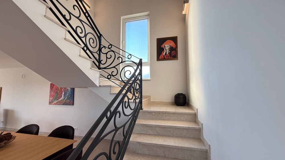 Interiérové ​​schodiště s elegantním zábradlím