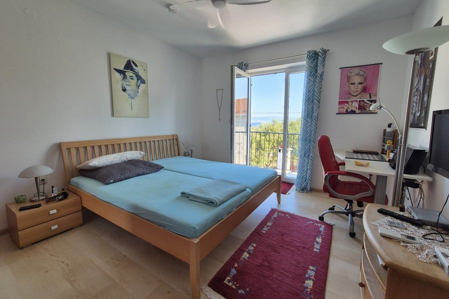 Ložnice se vstupem na balkon a výhledem na moře