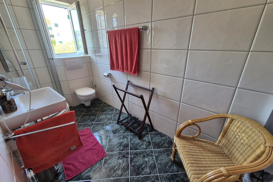 Druhá koupelna s oknem a WC