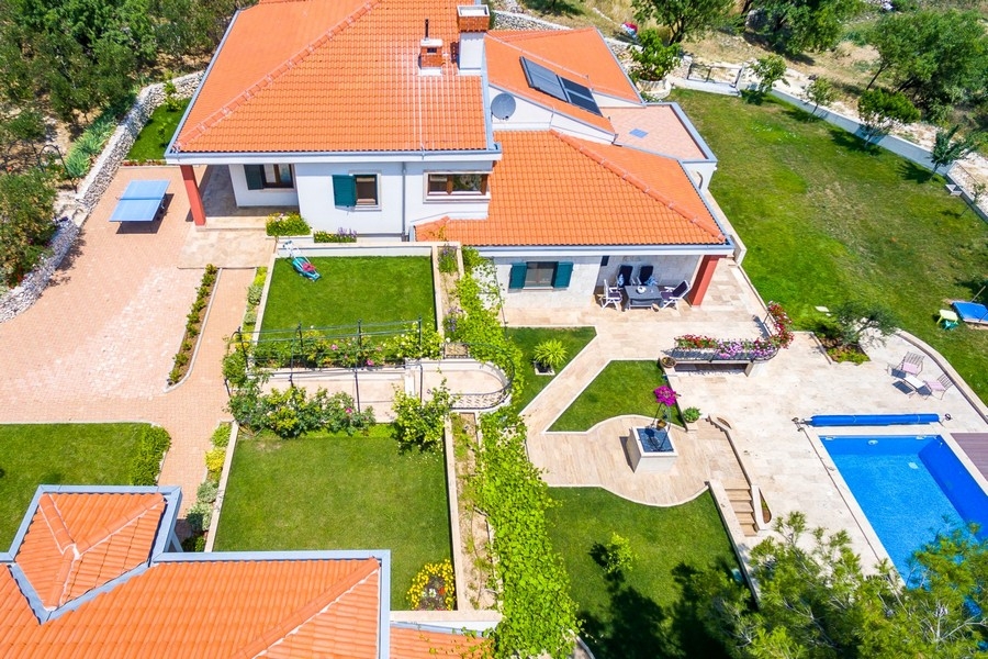 Pohled shora na hlavní dům a zahradu
