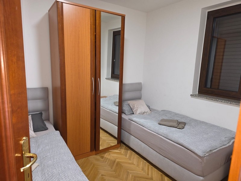 Ložnice se dvěma samostatnými lůžky a šatní skříní