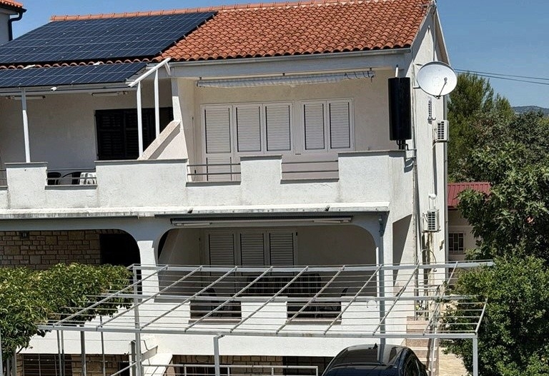 Fasáda domu se zastřešenými terasami