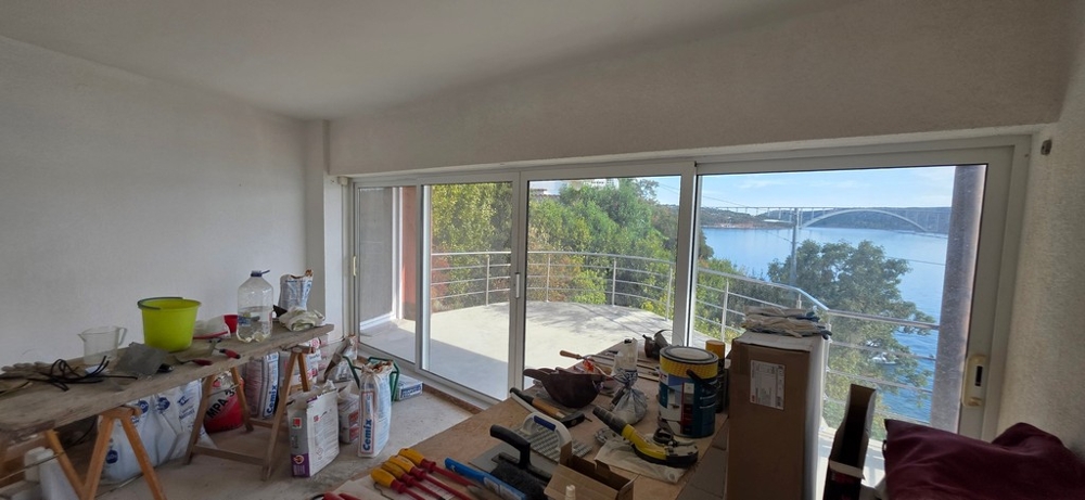 Interiér s panoramatickým oknem a výhledem na most Krk