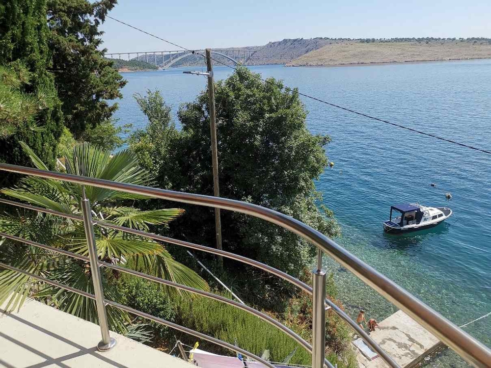Výhled z balkonu na moře a Krkský most