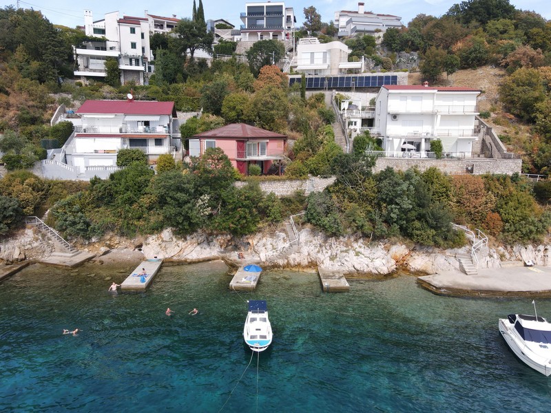 Koupaliště u moře pod domem