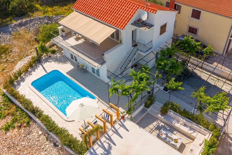 Vila s bazénem a zahradou v Chorvatsku shora