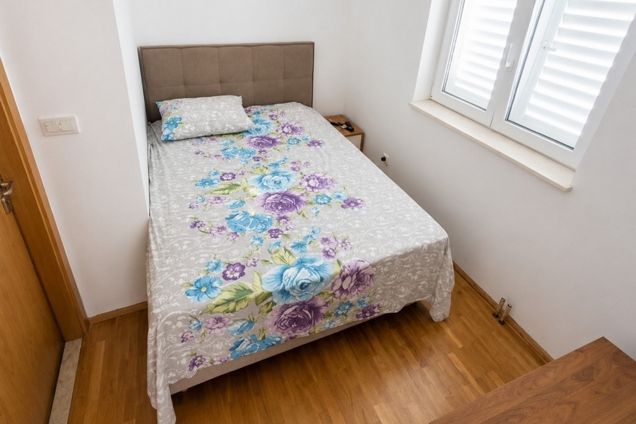 Ložnice s jednolůžkem a oknem