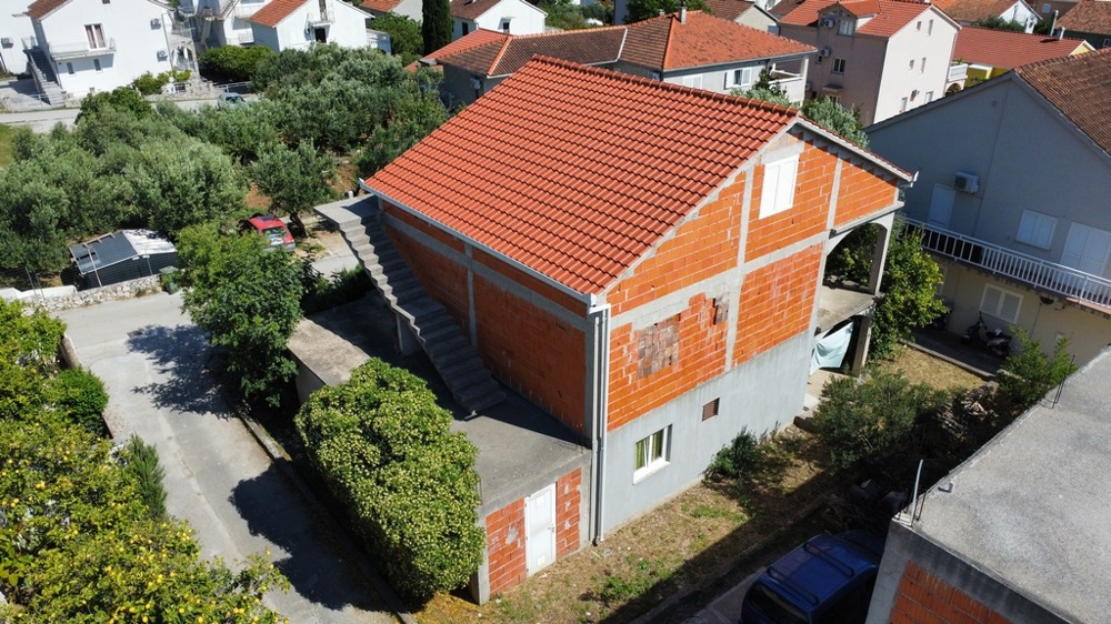 Skořepinová konstrukce s novou taškovou střechou a venkovním schodištěm v Chorvatsku