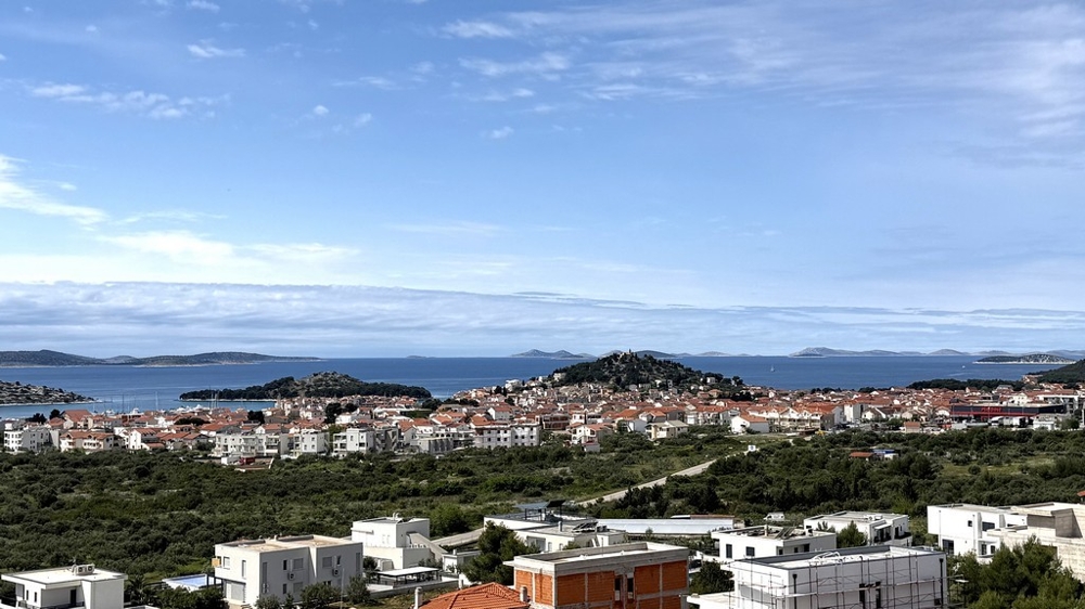 Pohled přes Vodice na pobřežní ostrovy