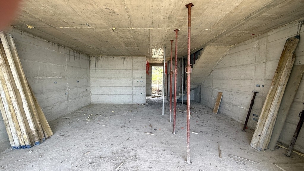 Interiér ve skořepině s okenními otvory