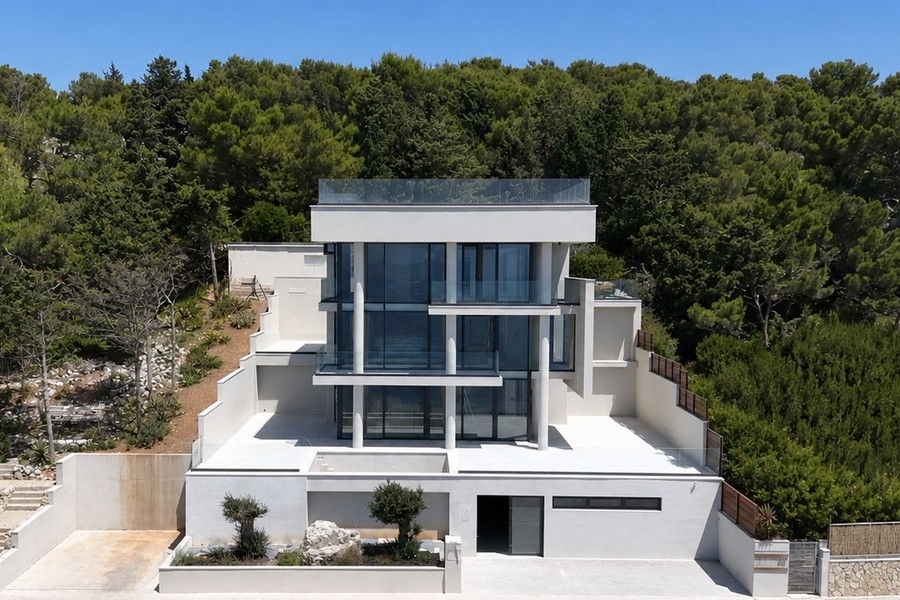 Vnější pohled na novou vilu s přístupem na Hvar