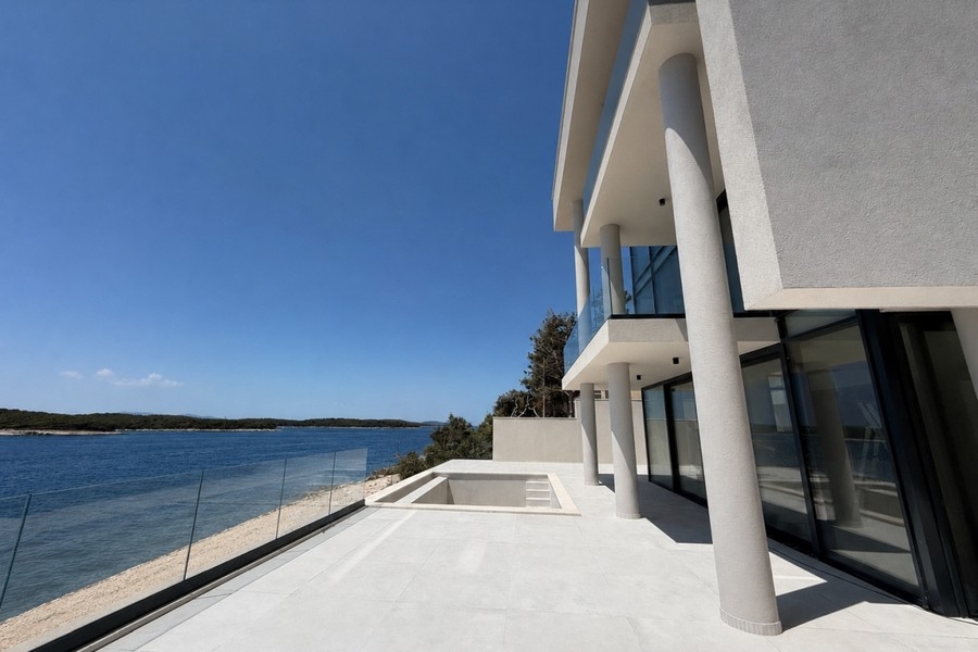 Střešní terasa s mělkým bazénem a výhledem na moře