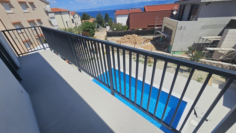 Balkon s výhledem na bazén
