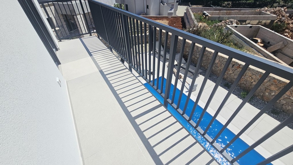 Balkon s výhledem na bazén v Chorvatsku