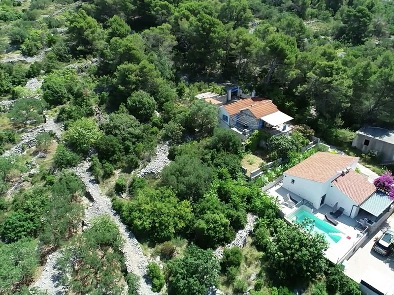 Letecký pohled na dům v zeleném prostředí v blízkosti moře