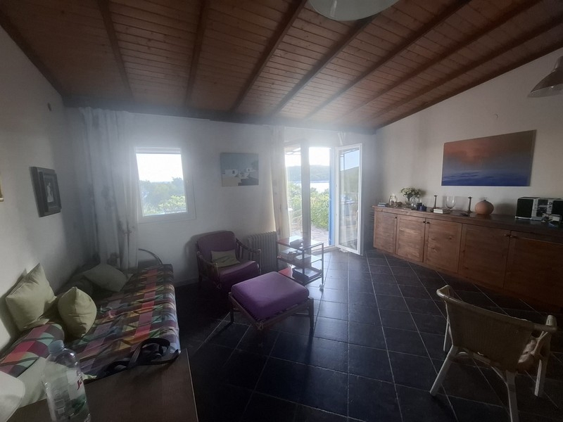 Obývací pokoj se vstupem na terasu a výhledem na moře