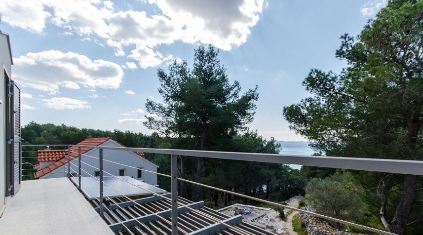 Balkon v podkroví s výhledem na moře