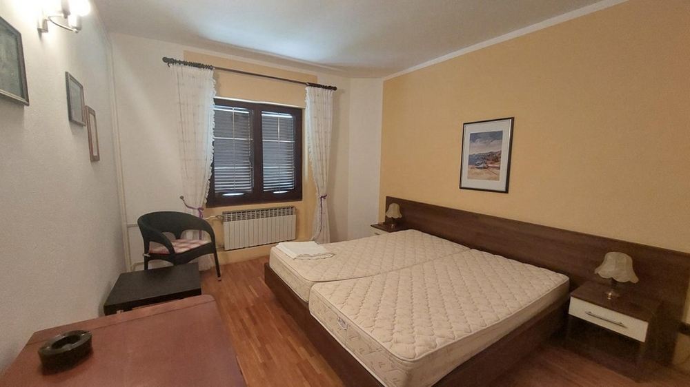 Světlá ložnice s dvoulůžkem a sedacím koutem, dům Novalja, H4086