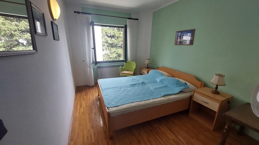 Ložnice s výhledem do zeleně, dům v Novalji, H4086