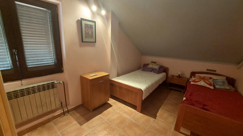 Podkrovní pokoj se dvěma lůžky, dům Novalja, H4086