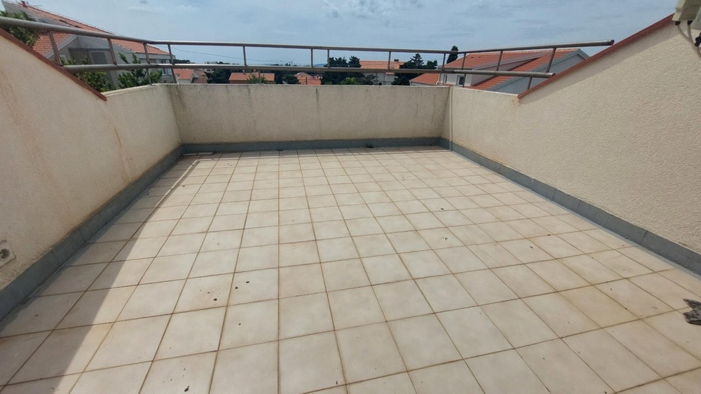 Velká střešní terasa s výhledem na Novalju, dům H4086