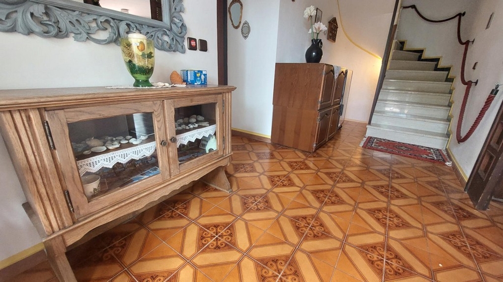 Vstupní část se schodištěm do patra, dům Novalja, H4086