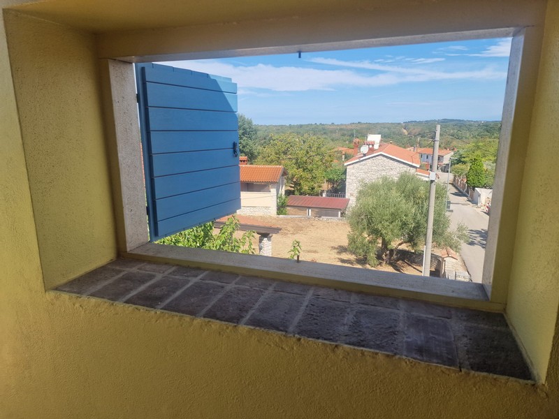 Pohled z okna na obec a okolí