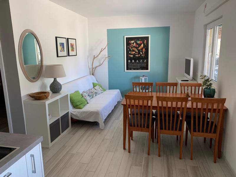 Obytná část s jídelním koutem v jednom z apartmánů, dům H4090 Povlja
