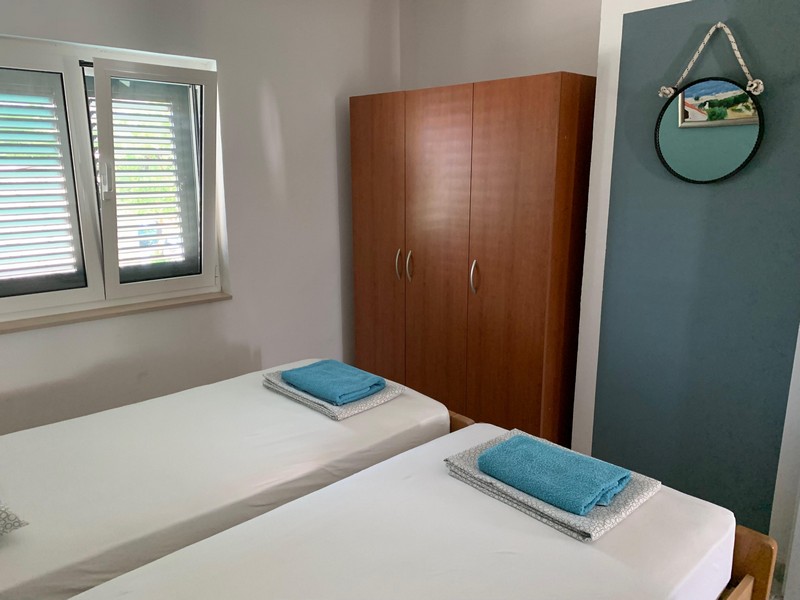 Ložnice v jednom ze šesti apartmánů, dům H4090 na ostrově Brač