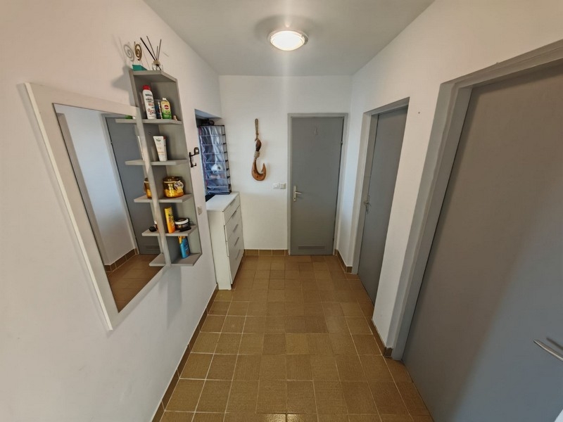 Chodba se vstupem do pokojů, dům Klenovica H4091