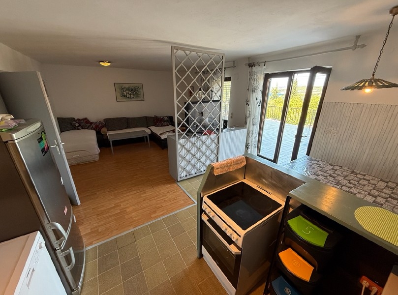 Kuchyně s výhledem do obývacího pokoje, koupím dům Klenovica H4091