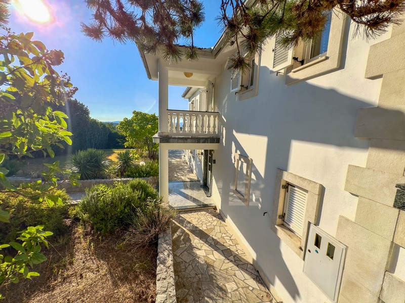 Boční pohled na vilu s balkonem na ostrově Krk