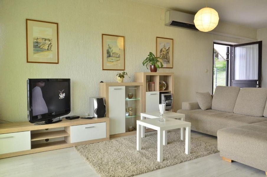 Zařízený obývací prostor v apartmánovém domě v Crikvenici