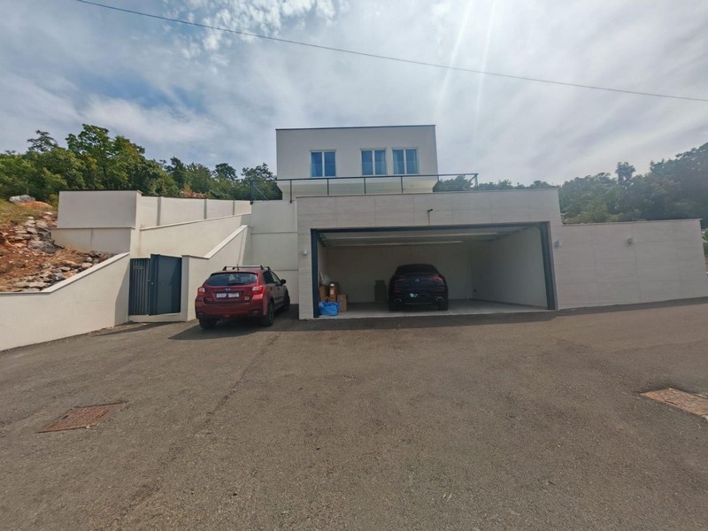 Vnější pohled na vilu s velkou garáží
