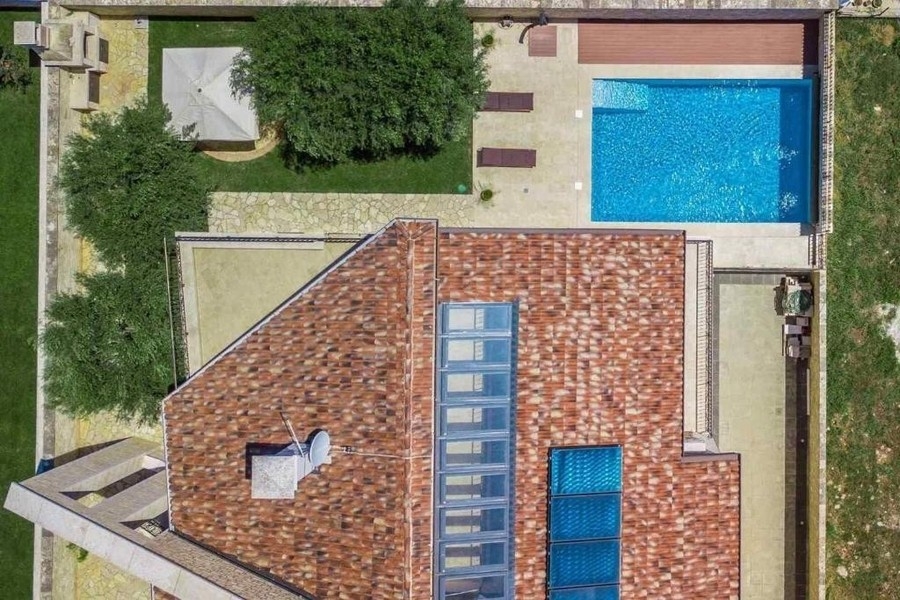 Letecký pohled na dům, zahradu a bazén