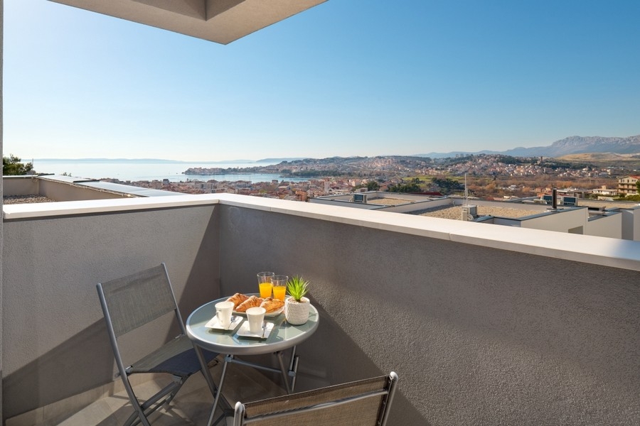 Balkon s výhledem na moře na Podstranu a Split