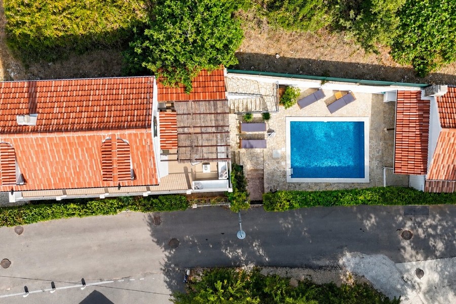 Letecký pohled na dům s bazénem a parkovacím místem