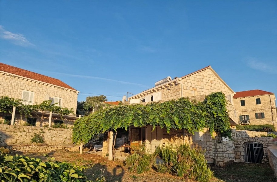 Kamenný dům s výhledem na moře v Lumbarda, ostrov Korčula