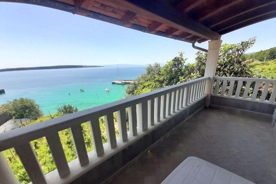 Dům v první řadě u moře na ostrově Hvar, terasa s výhledem na moře