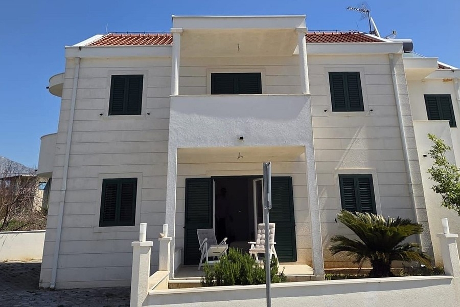 Dům se čtyřmi apartmány na pláži na ostrově Hvar