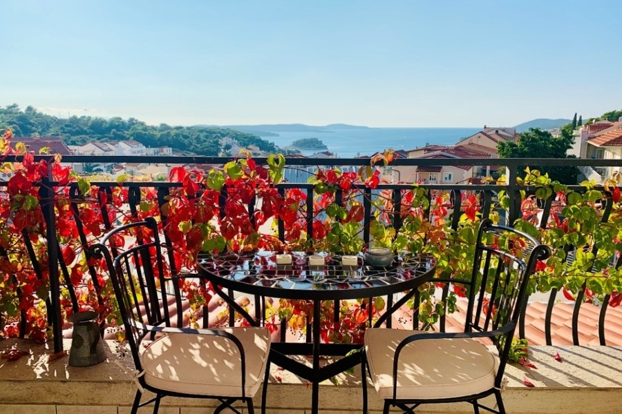 Dům s bazénem a výhledem na moře ve městě Hvar, balkon s květinami