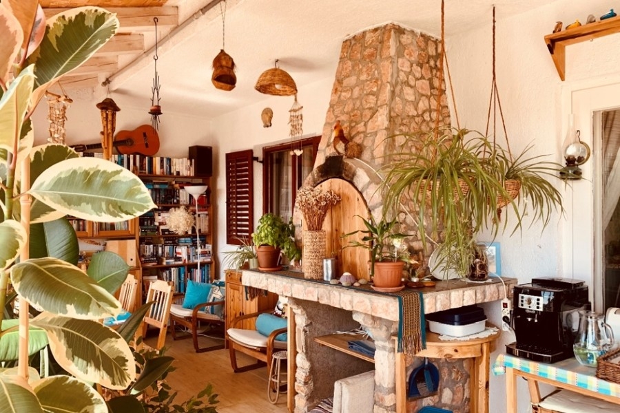 Kuchyň v boho stylu s jídelním koutem