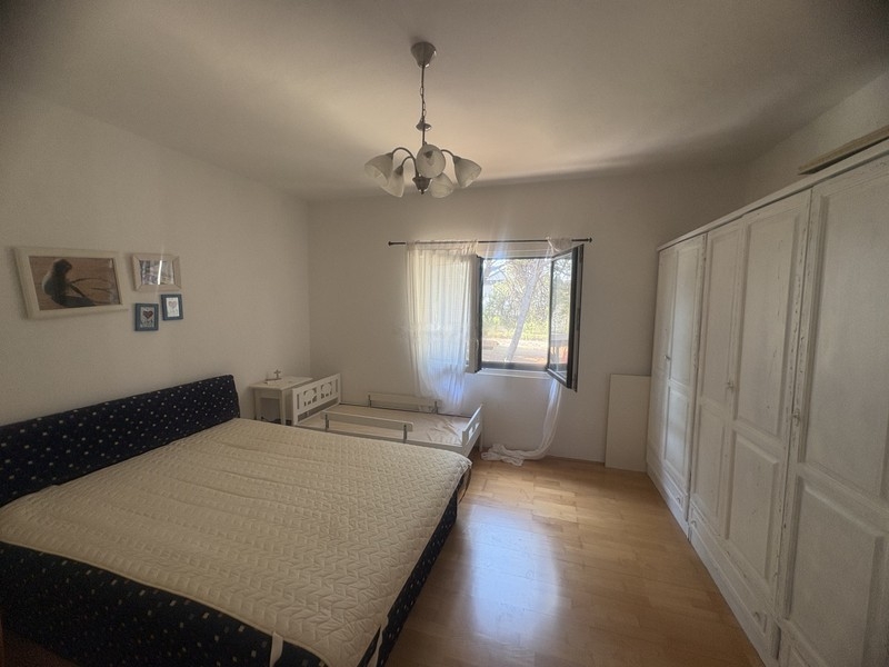 Ložnice s velkou vestavěnou skříní