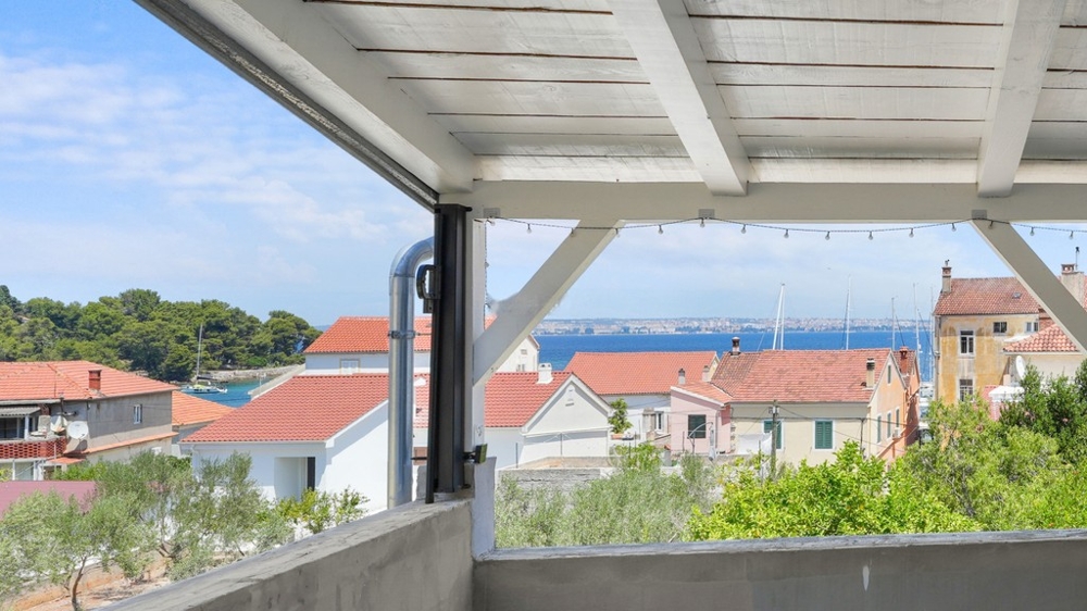 Dům se třemi apartmány a výhledem na moře v Preko, ostrov Ugljan