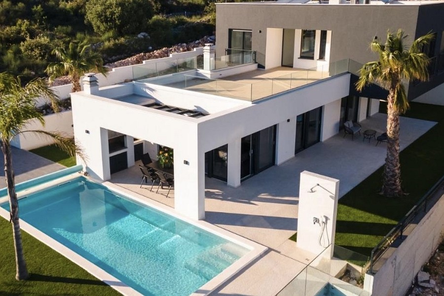 Nově postavená vila s bazénem a zahradou ve Vinisce nedaleko Trogiru