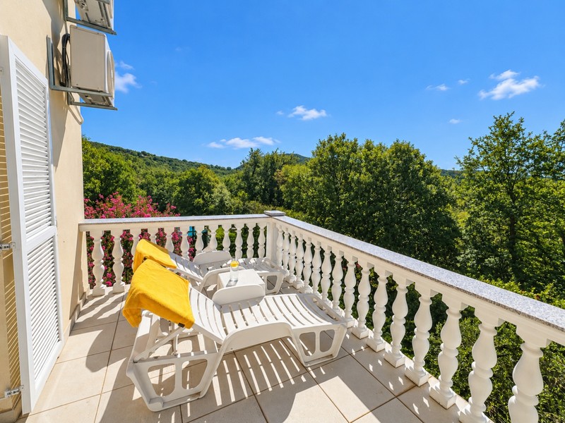 Balkon s lehátky a výhledem do zeleně
