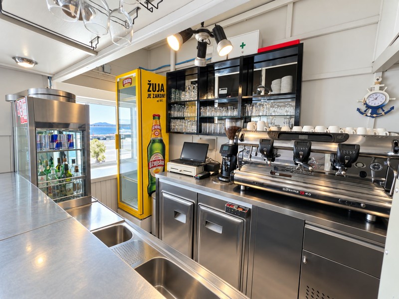 Bar s kávovarem v provozu