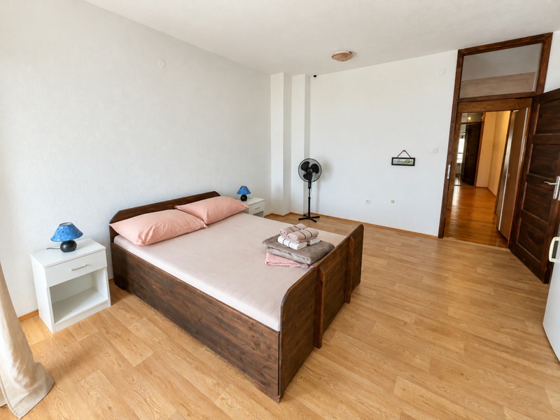 Ložnice s manželskou postelí a ventilátorem
