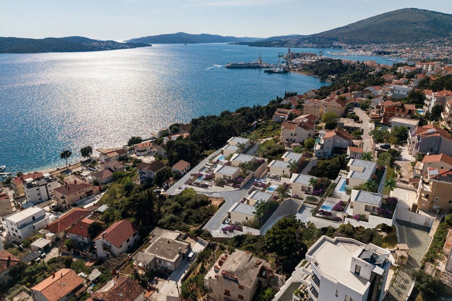 Letecký pohled na pobřeží a záliv Trogir