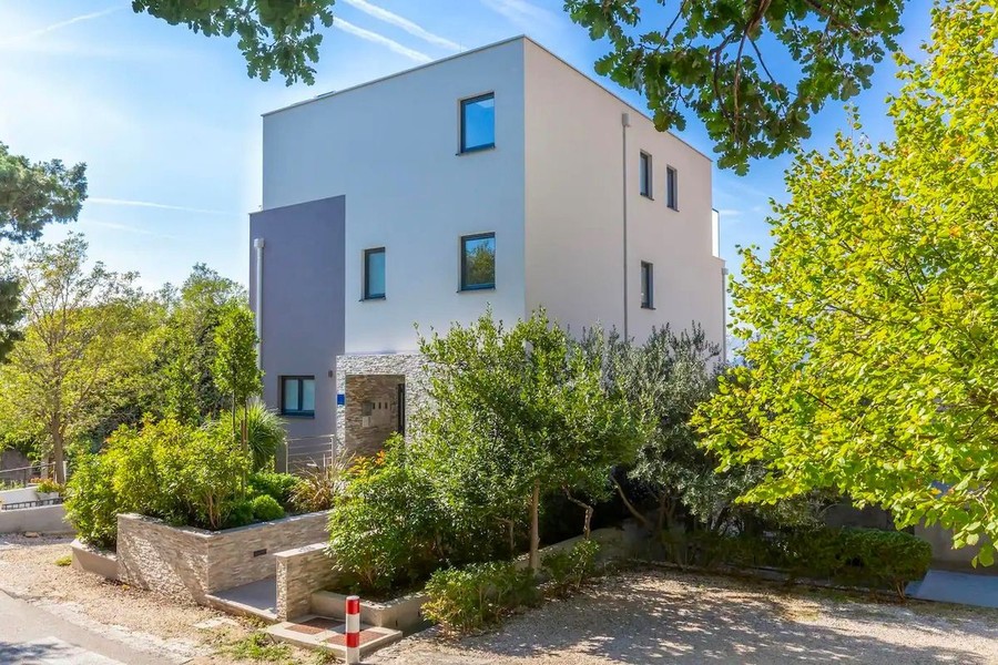 Moderní vila na svahu se zahradou